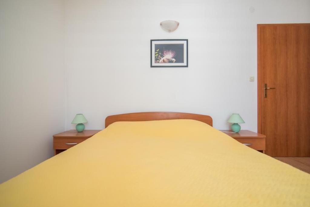 Apartments Batinic Supetar Buitenkant foto