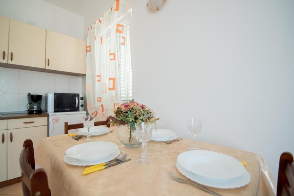 Apartments Batinic Supetar Buitenkant foto
